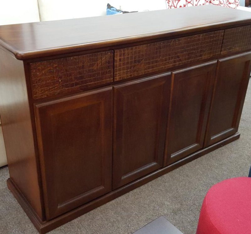 Aparador con detalle cuadriculado