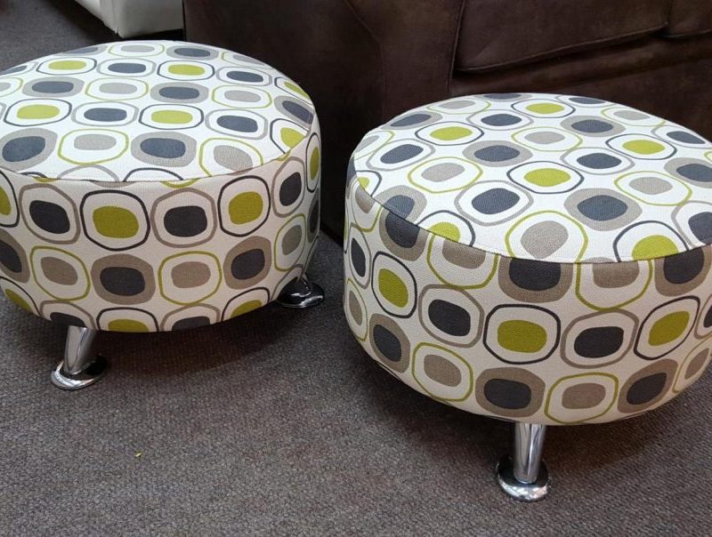 Puff con patas de metal de 53 de diametro variedad de tapizados