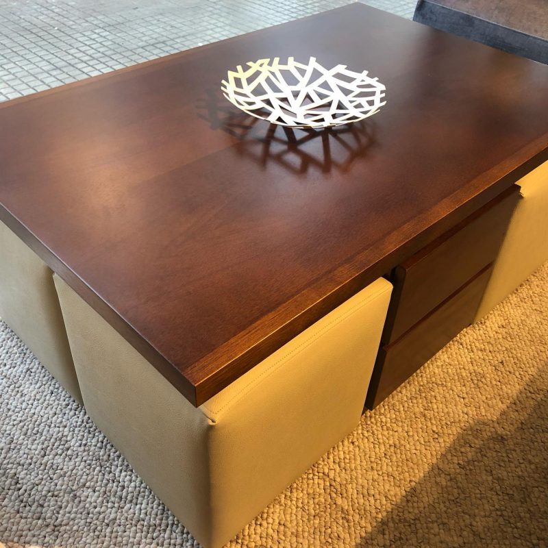 Mesa de living con cuatro cajones y puffs