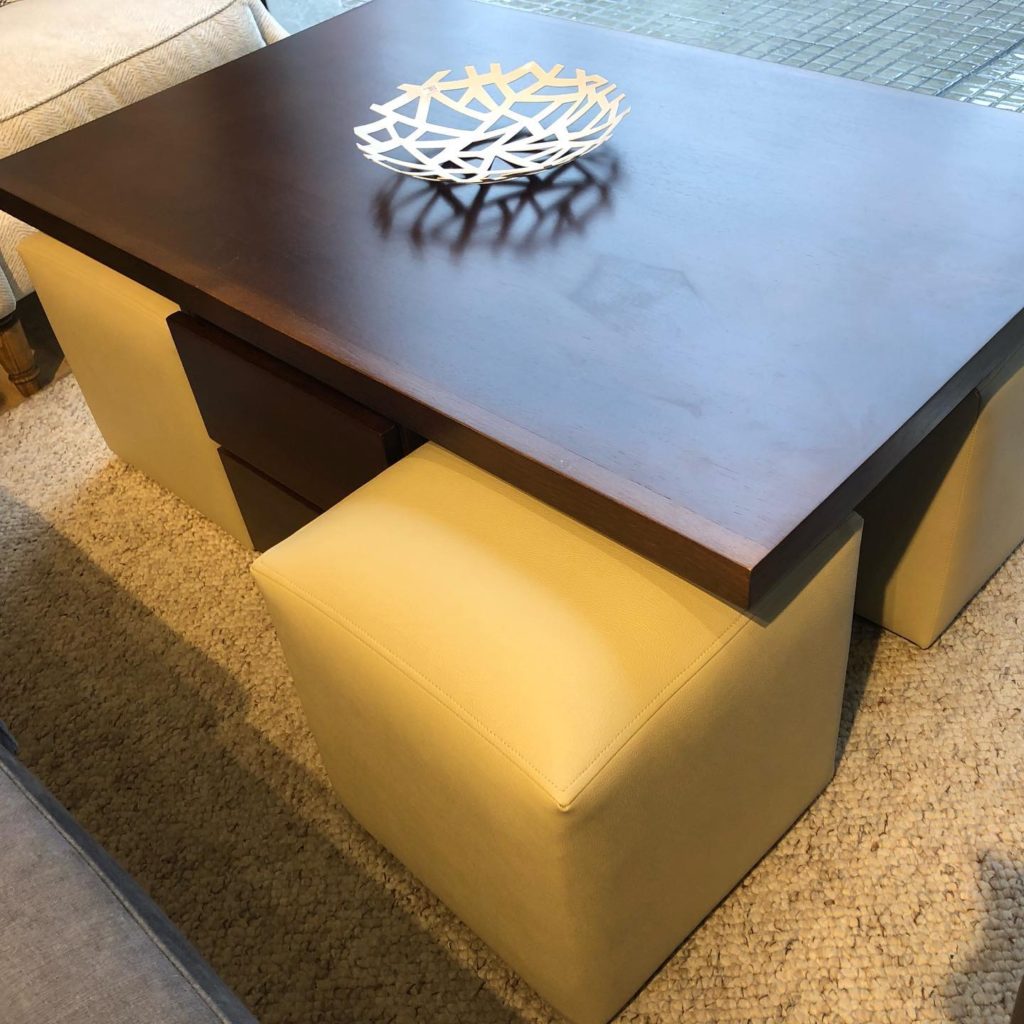 Mesa de living con cuatro cajones y puffs