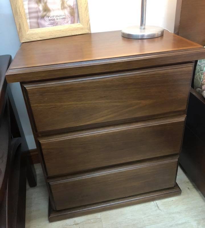 Mesa de luz con moldura