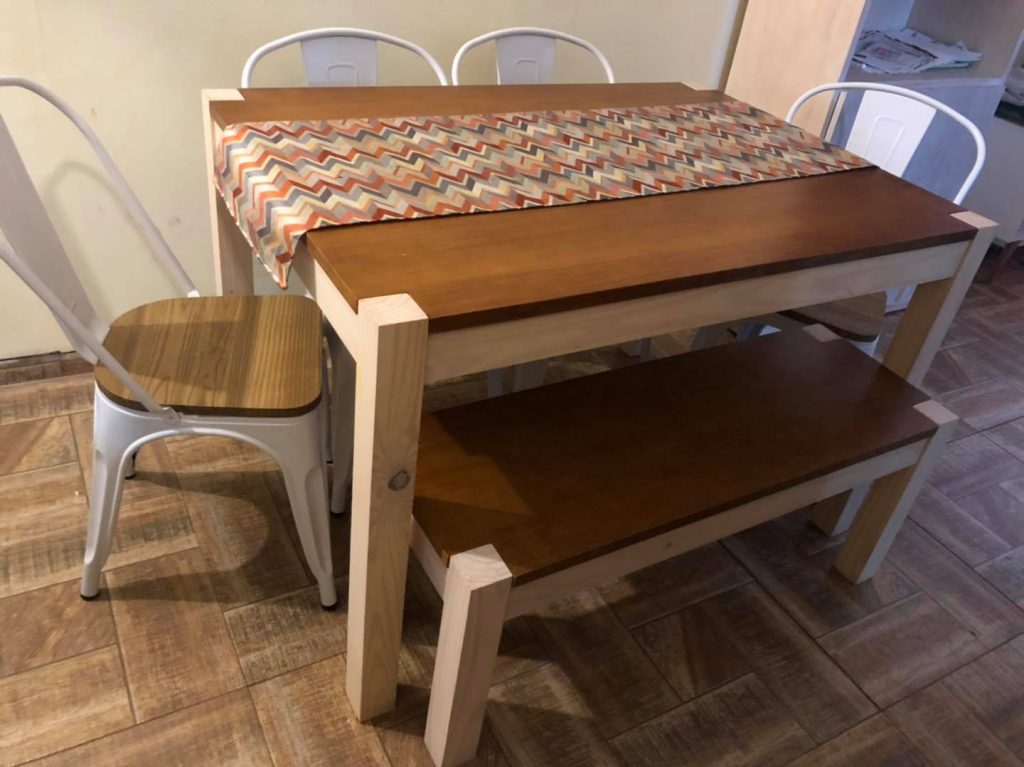 Mesa combinada y sillas Tolix