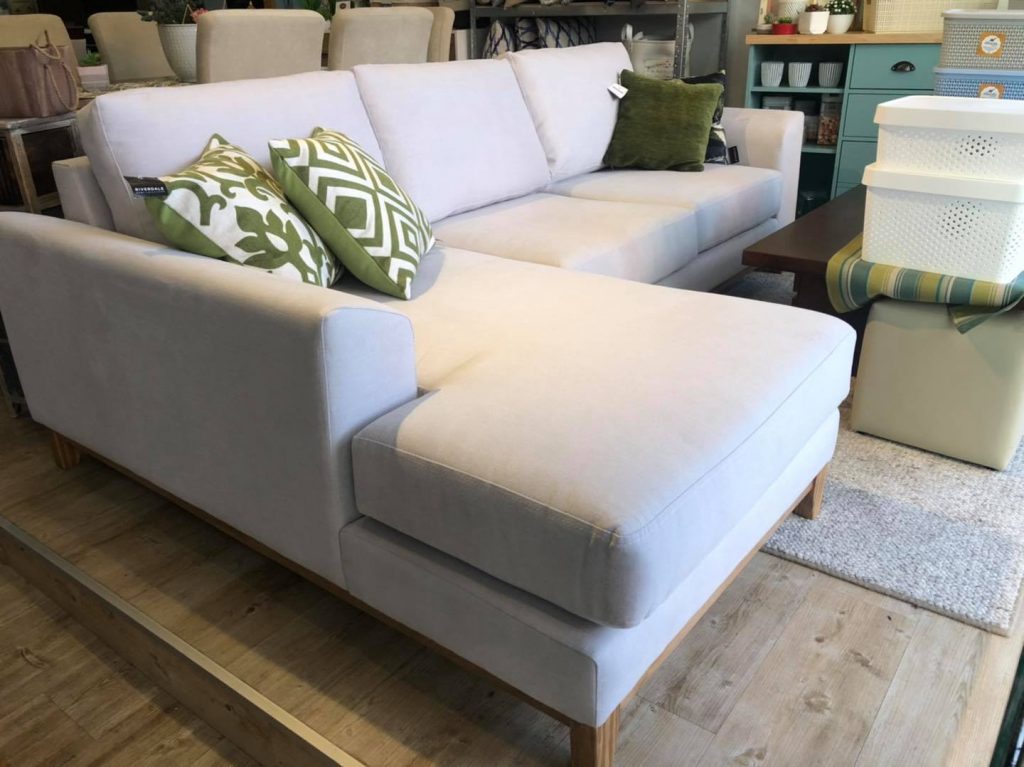 Sofa Italiano con chaise tapizado en tela lavable