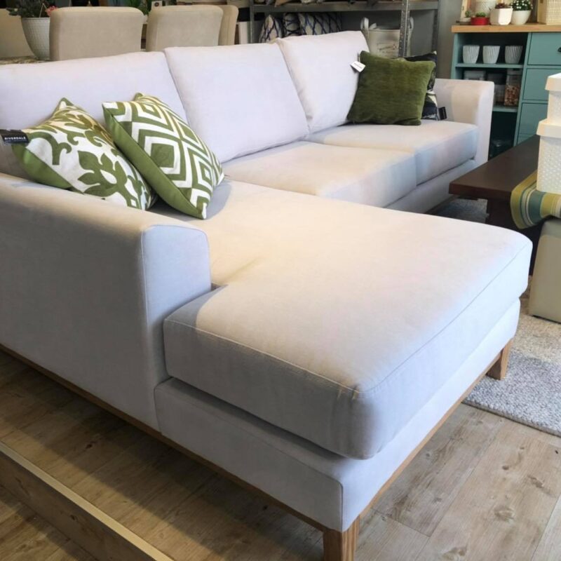 Sofa Italiano con chaise tapizado en tela lavable