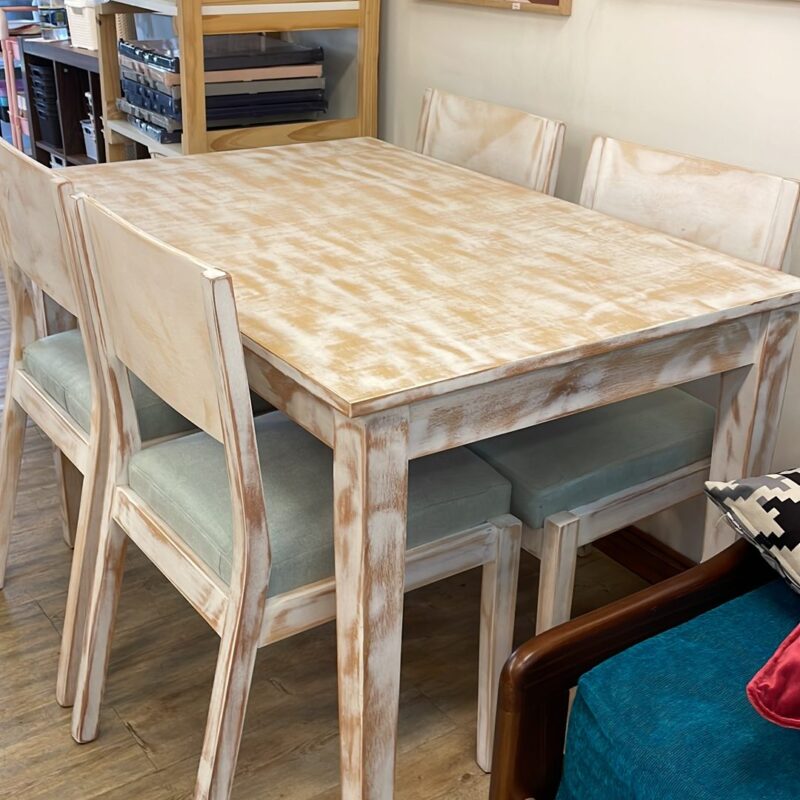 Mesa recta con 4 sillas